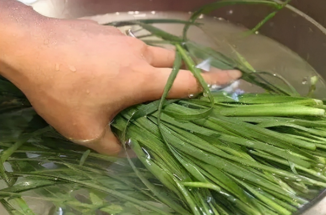 调韭菜馅，调料牢记“2放2不放”，韭菜翠绿不出水，鲜味足，好吃