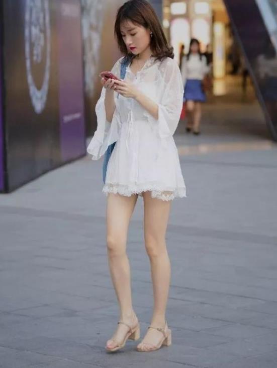 街拍:身穿黑白色条纹连衣裙,彰显出小美女靓丽气息