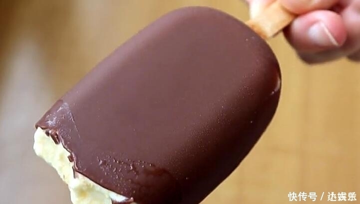自制脆皮雪糕，2个鸡蛋一包奶，简单一做酥脆细腻，比冰淇淋好吃