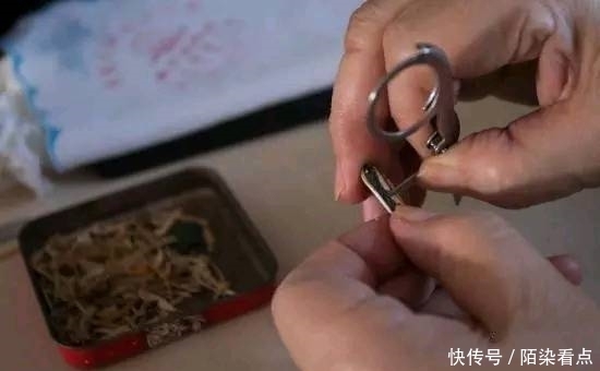 退休|大妈退休后捡瓜子壳,遭到邻居嘲笑,三年后有人出五万想购买