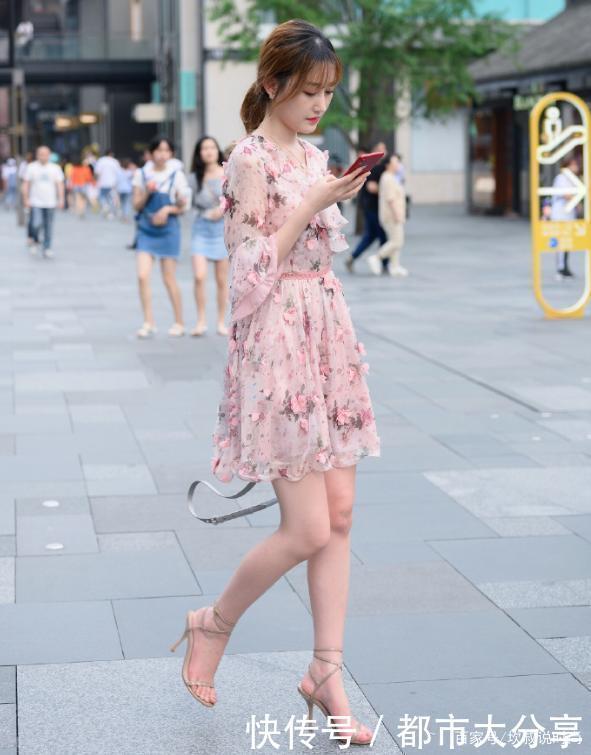 时尚|时尚粉色碎花裙,简单又清新,穿出了“仙女”的感觉