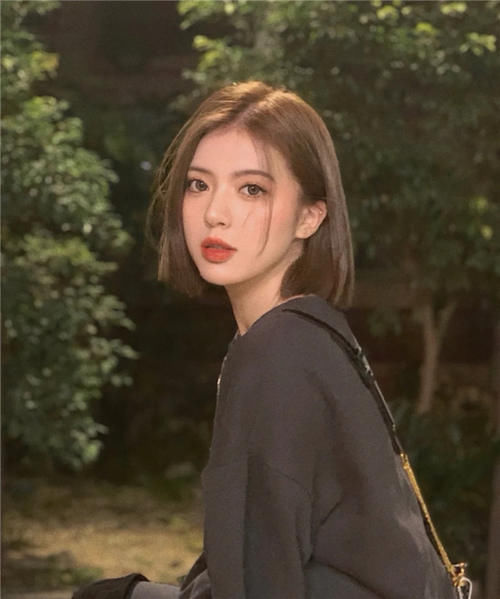 “黄头发”早就没人染了，2021年流行这几种发色，时髦显白又高级