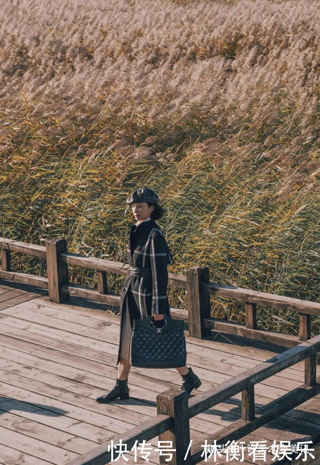 女人50岁以后,早秋少穿运动鞋,瞧三木妈妈这样穿,优雅显气质