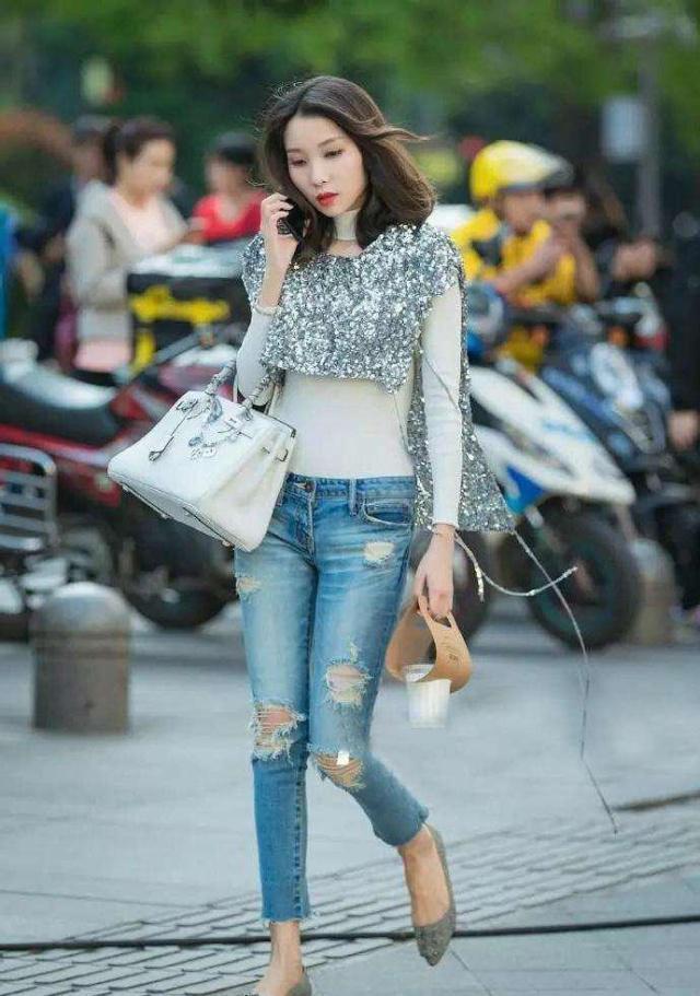 白色 白色连衣裙,简约风格装扮出自然美感,一种优雅大气的感觉