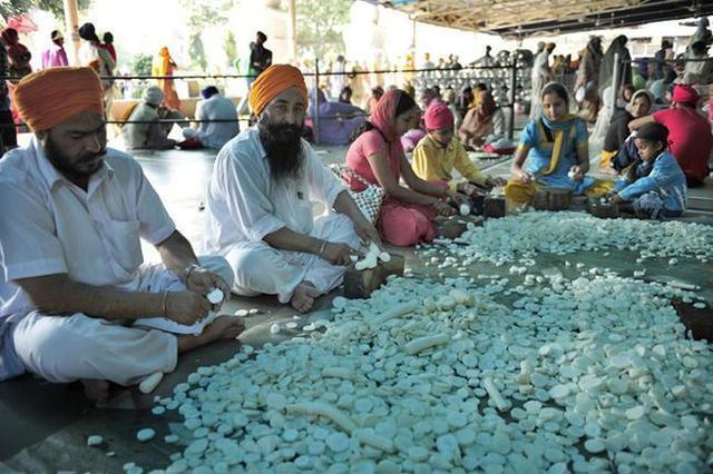 全球最大的免费食堂:每天供万人用餐,外墙用880公斤纯金打造