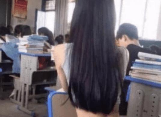 小蛮腰 中学女生打扮过于时尚,被同学笑称,这服装适合去酒吧蹦迪穿吧?