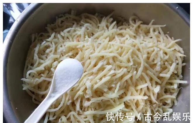 制作过程|咸香绵软蒸土豆丝，很多人都做不好，原来一开始方法就错了