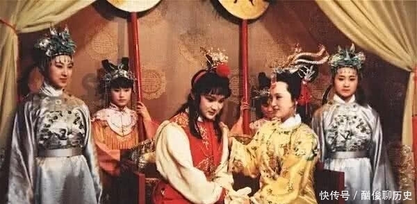 当中|红楼梦当中贾元春回贾府省亲,为何不住一夜而是赶在午夜前回宫?