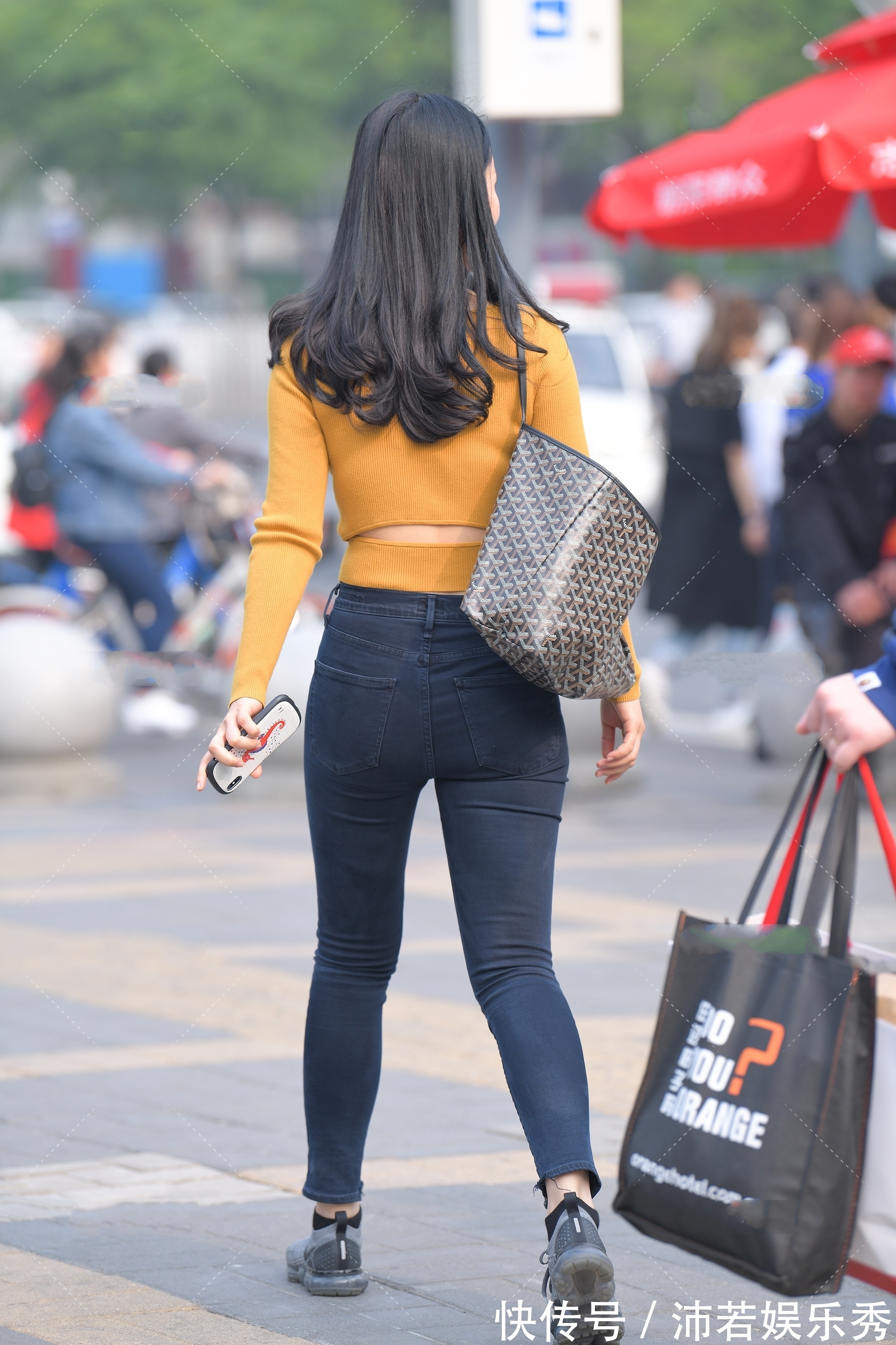 牛仔裤|街拍美女：明黄色针织衫搭配牛仔裤，温暖阳光，打造明亮少女感