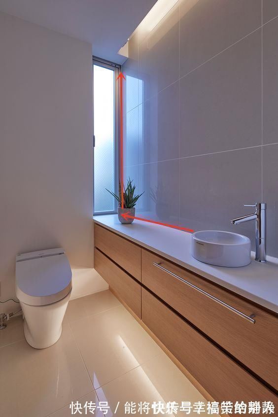 马桶|谁也别拦我留一拃宽玻璃在卫生间,15公分一排到底,采光亮堂堂