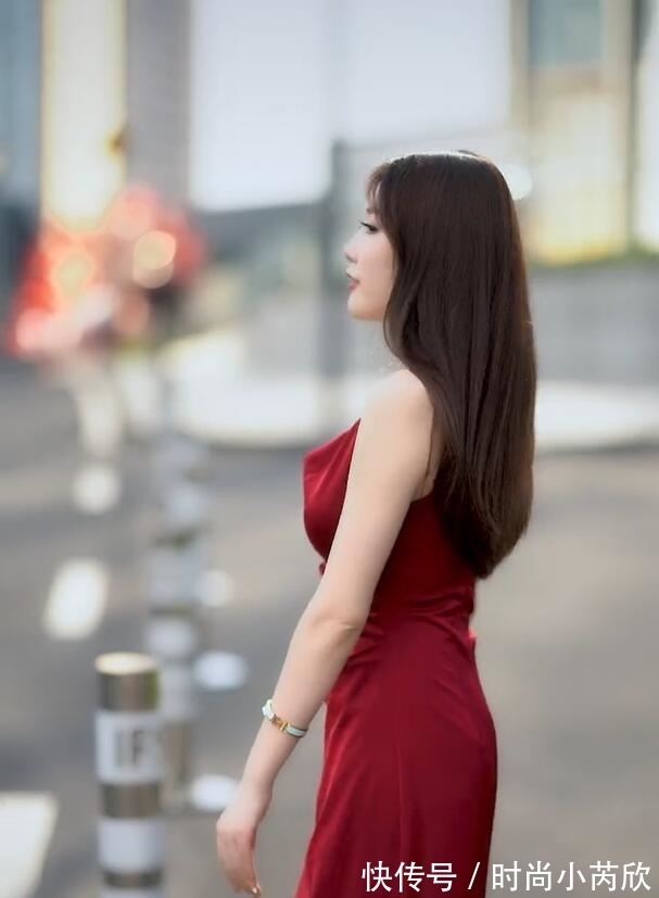知性|街角里的时尚,真丝裙彰显“知性熟女”韵味
