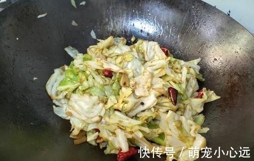 结球甘蓝|为啥饭馆里炒的包菜格外好吃?大厨:进锅前加一勺它,想不香都难