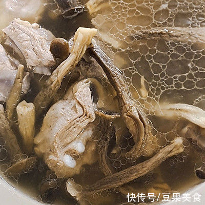 手残党必学菜谱之冬季暖汤（鹿茸菌排骨汤）