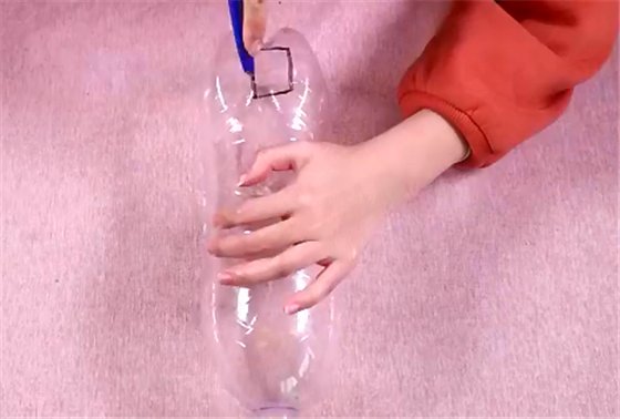 水龙头|塑料瓶简单割几刀，放在卫生间里，完美解决了经常遇到的大难题