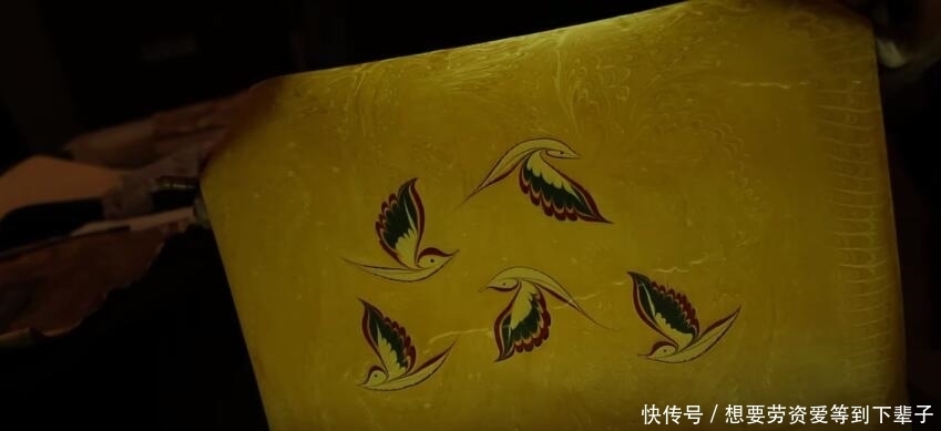 水中|在水中滴入六滴颜料,随意勾勒了几下,盖上白纸成为无价的艺术