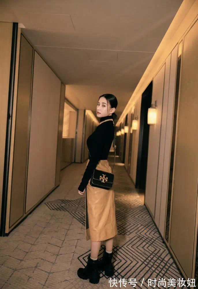 高级感|何超莲不愧是“真名媛”,打底衫配阔腿裤穿出高级感,气质绝了