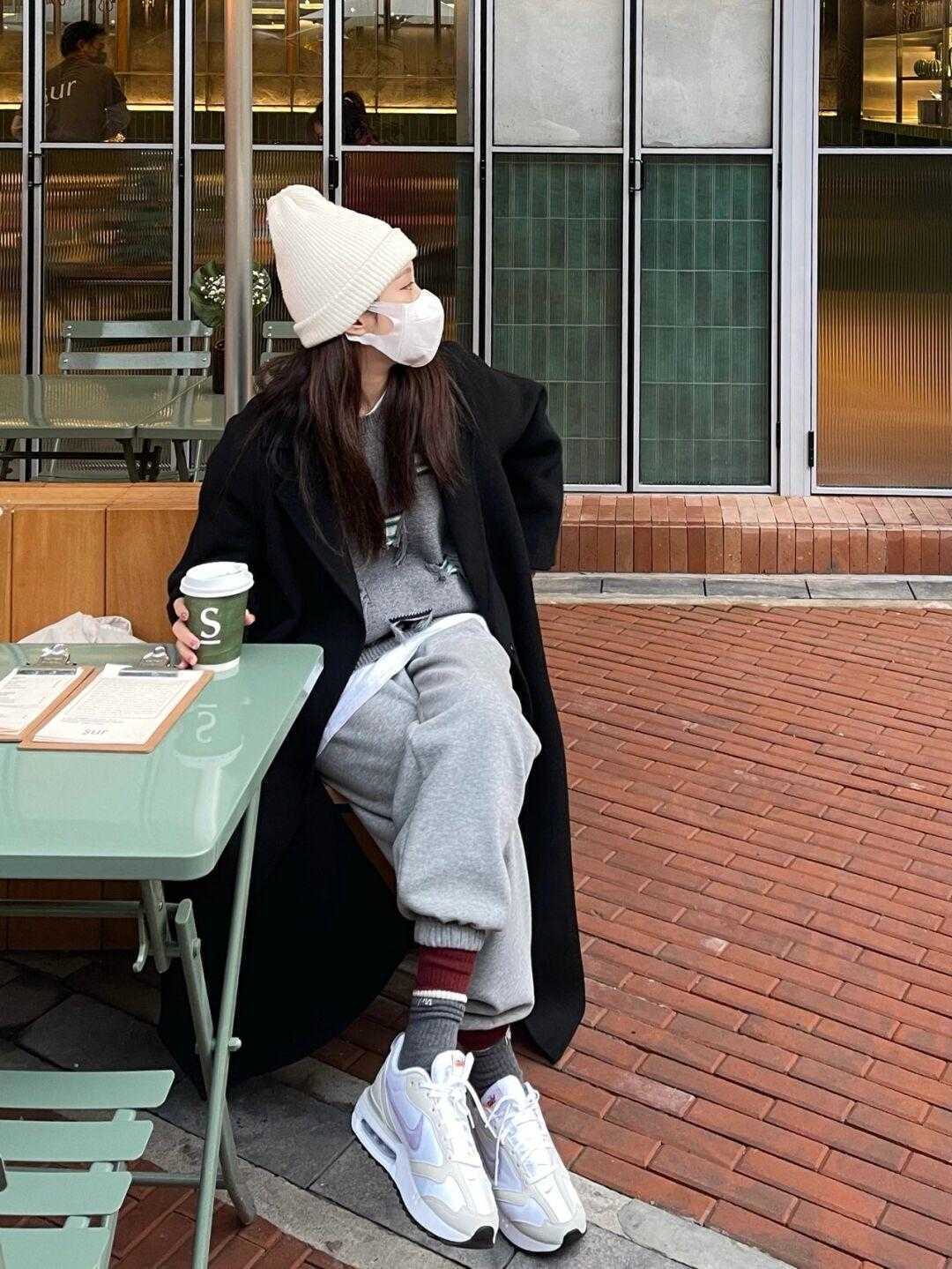 打底裤 别再用大衣搭紧身打底裤了!今年适合与大衣搭配的,是这几条裤子