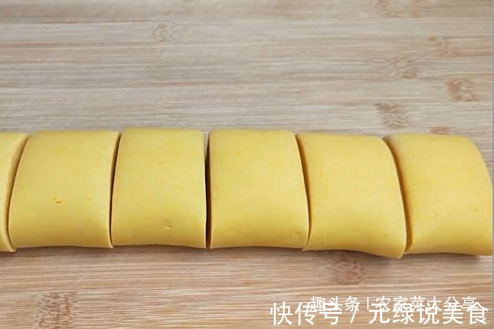 用南瓜蒸馒头，20分钟就蒸出来，不仅吃起来香而且还有点甜