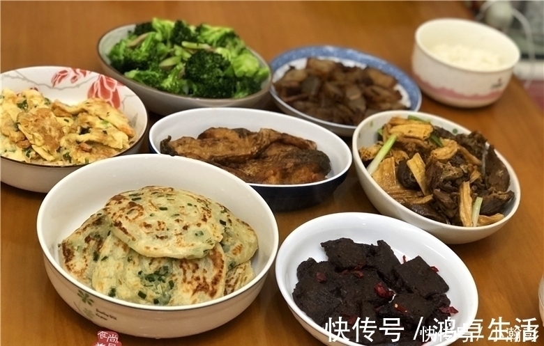 周日在亲戚家聚餐，亲戚做了六款客家菜，大家吃得尽兴又满足