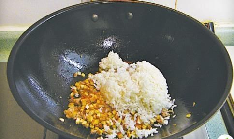  自从学会剩米饭这吃法，连蛋炒饭都很少做了，10分钟出锅，孩子点名要吃