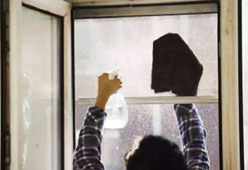 纱窗家家有，怎么清洗是难题，两个方法帮助你，立马干净如新