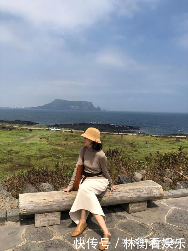 女人50岁以后,早秋少穿运动鞋,瞧三木妈妈这样穿,优雅显气质