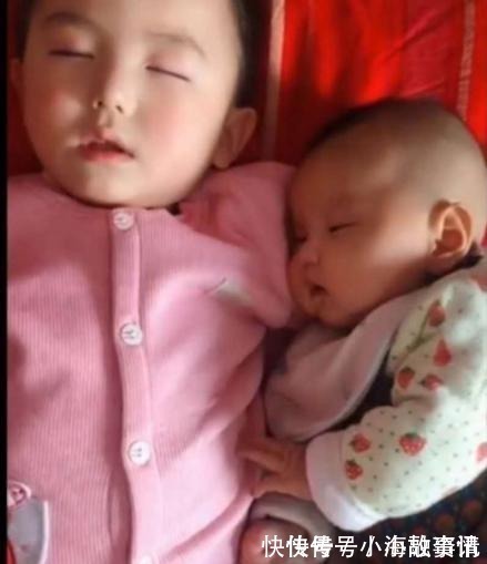 小林|哥哥哄弟弟一起睡着后,妈妈掀开被子看到这一画面,心都要暖化了
