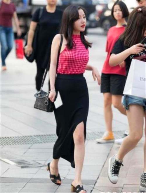 超短裙|路人街拍，芳菲妩媚的小姐姐，唯美的穿搭很动人，哪一位最美