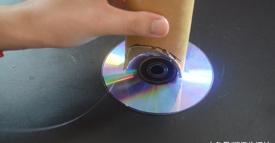 把纸筒粘在光盘上太厉害了, 解决了很多人困扰的烦恼, 赶紧试一试