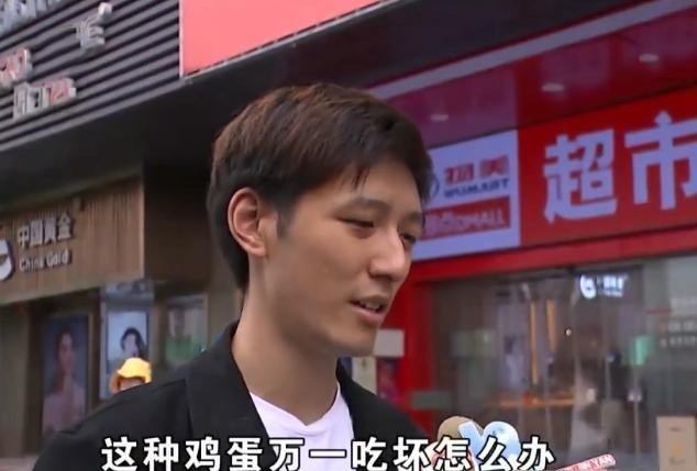 大妈在超市买回鸡蛋，打开一看却不对劲？商家：我们没法看见