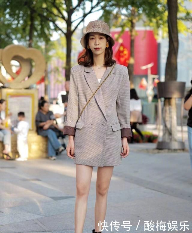 小姐姐|街拍，小姐姐白色无袖上衣搭配黑色紧身裤，身材高挑笑容甜美