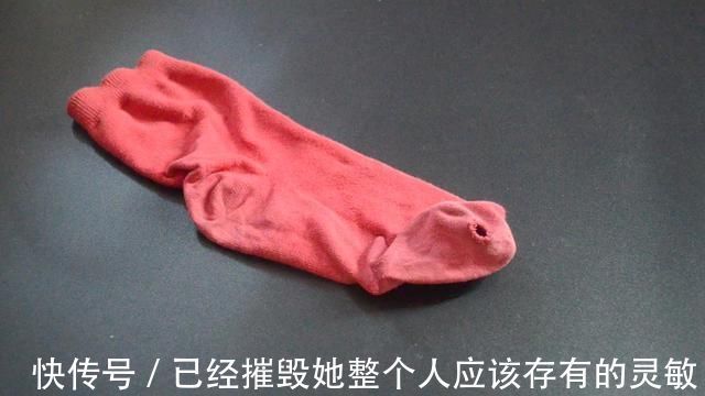 实用|穿破的袜子不要扔,简单剪一刀,旧袜子变得和新的一样,太实用了