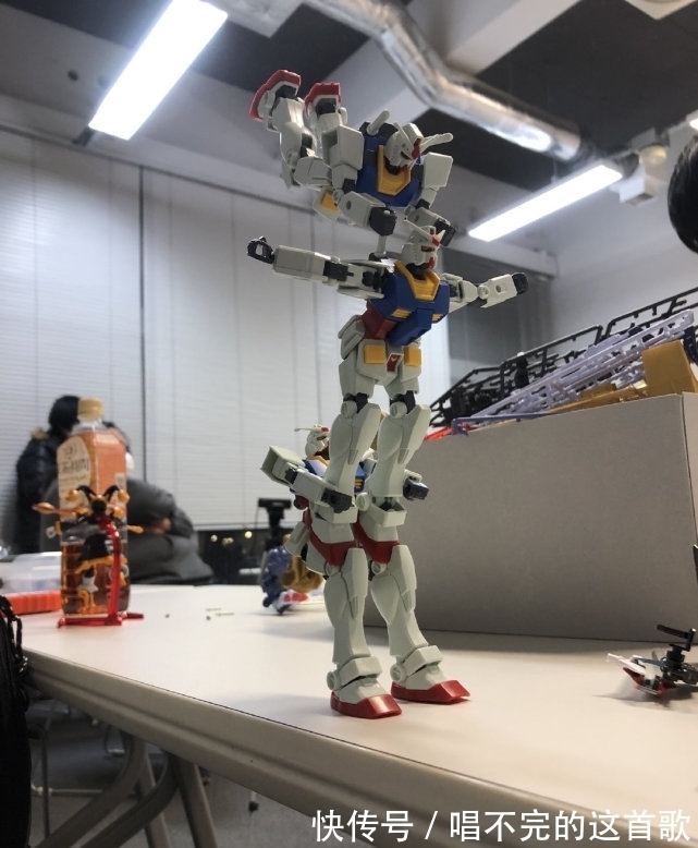 下图|高达手办被玩出新花样,不仅能当积木玩,还能摆出JOJO立