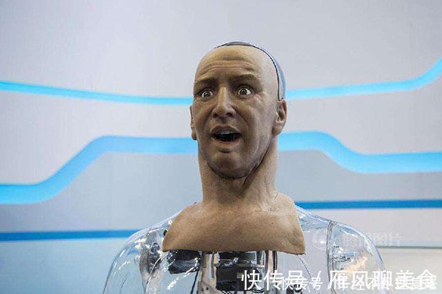 定律|当年扬言我将会摧毁人类的女性机器人索菲亚,如今改成啥样了