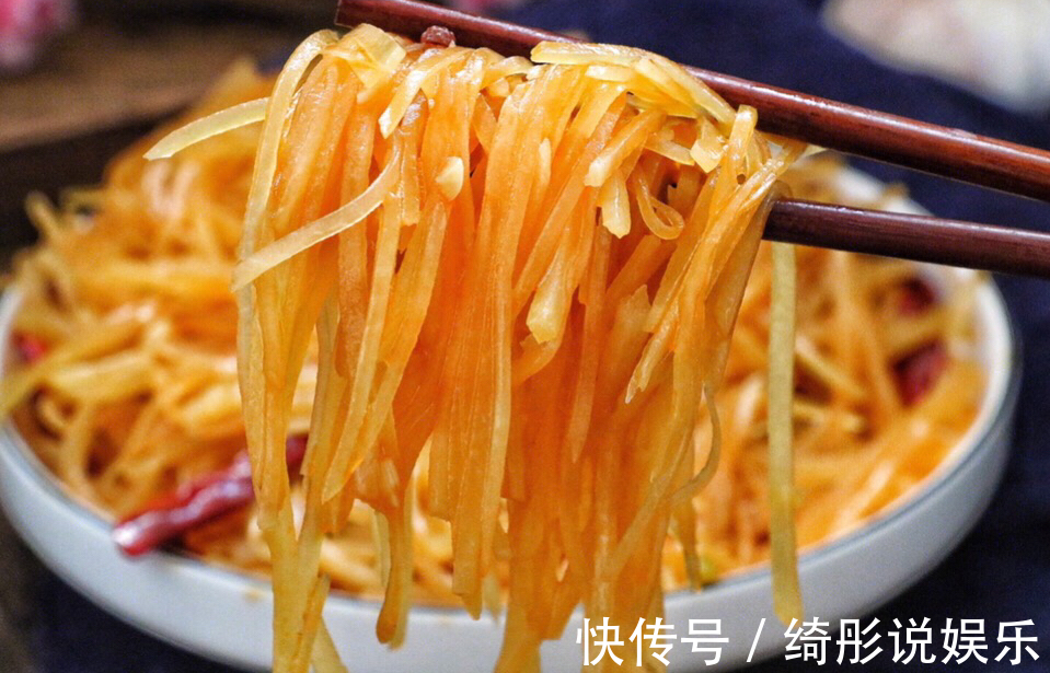 超级好吃的酸辣土豆丝,做法特别简单,开胃爽口,好吃到停不下来