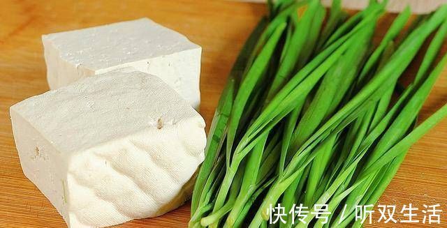 豆腐里打2个鸡蛋，简单一炒，老公孩子最喜欢，每次上桌都吃光光