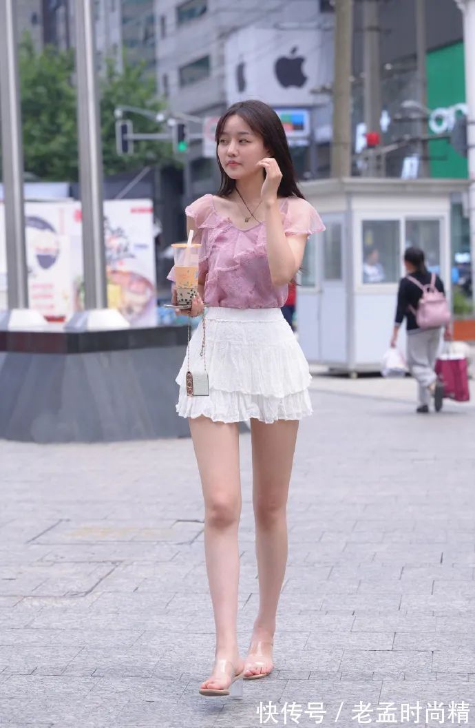 时尚|穿白短裙的时尚女生, 灵魂因你而有了寄托