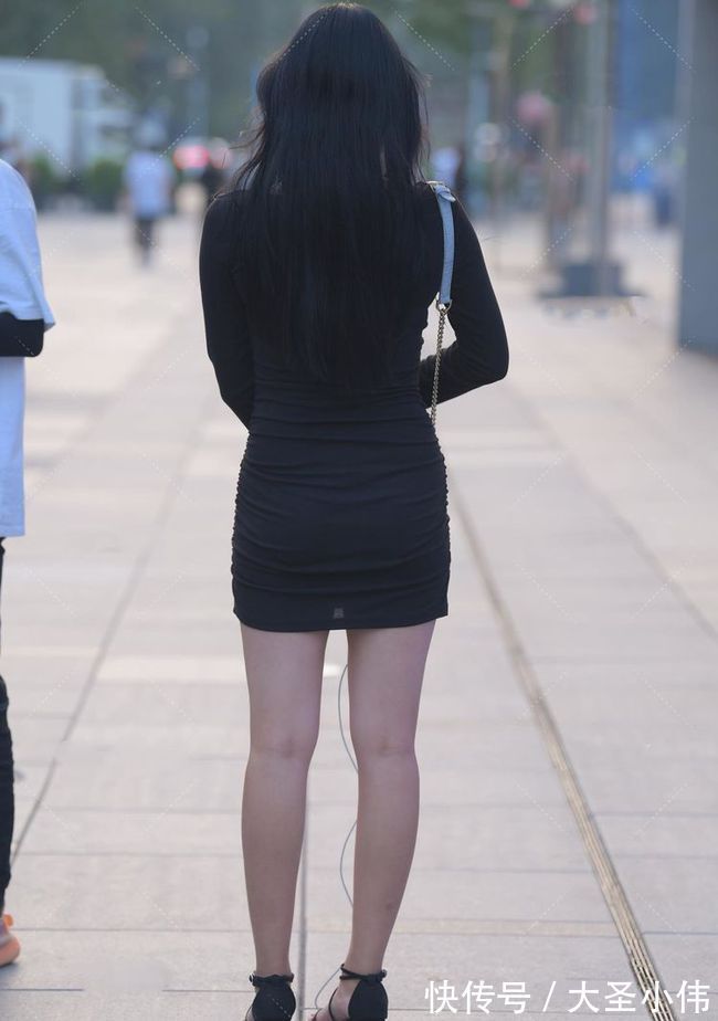 绑带 美女街拍:纯黑色可爱淑女褶皱裙,深沉又甜美,满满少女感