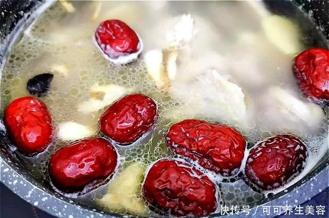 炖鸡汤时,有人先焯水,有人直接炖,大厨都不对,教你正确做法