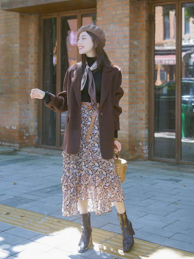 穿搭|秋季,西服怎么穿才好看?搭配上黑色针织衫和半身裙,高级又时髦