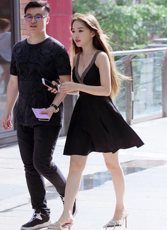 街拍步行街上的小姐姐,气质一个比一个好,为什么呢