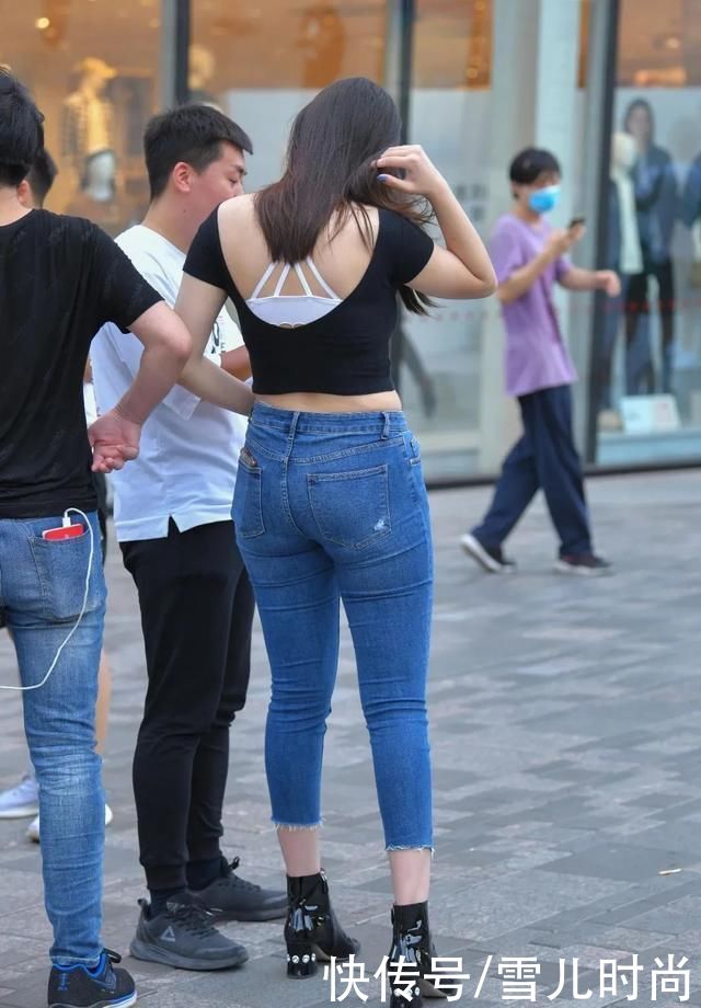 魅力|青春靓丽的女生黑上衣加牛仔裤，展现时尚魅力