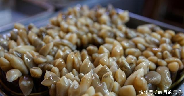 12块钱买500克蛏子,简单一蒸5分钟就上桌,肉质鲜美,吃着很过瘾