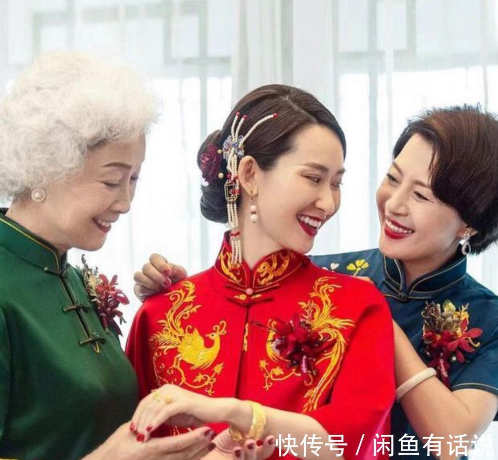 穿搭|两位亲家母真高调!婚礼上同穿红旗袍比美,把新娘风头都给抢了