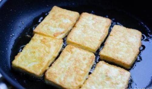 煎豆腐，最忌直接下锅煎！大厨教你3招，豆腐外酥里嫩，完整不破