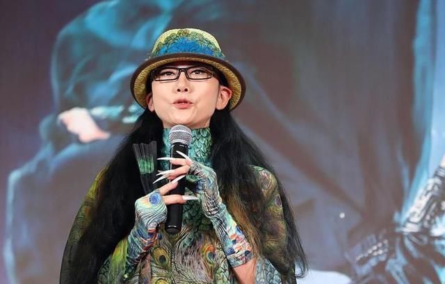 61岁杨丽萍太仙了,每年花18万护甲,为舞蹈不吃米饭拒绝生育