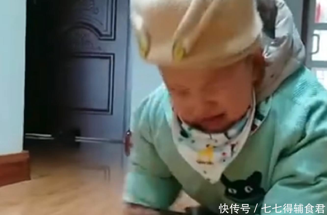 大娃|弟弟打扰哥哥写作业,谁曾想却被硬生生拖出房门,网友:亲哥实锤