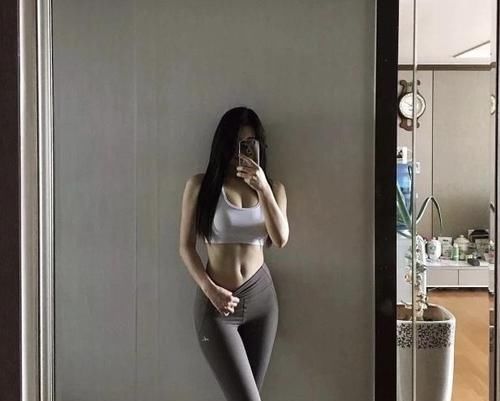 时尚|打底裤的设计,在生活中不仅保持美貌,展现女性温柔的时尚美