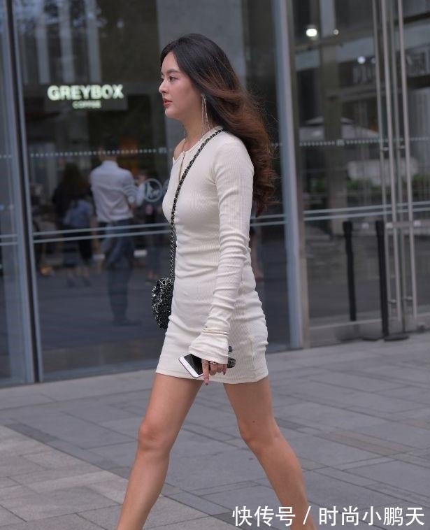 针织连衣裙|秋天的简约风穿搭,选一条纯白色针织连衣裙搭配,优雅大方显气质