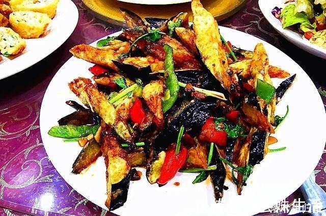 清炒虾仁|外甥女的生日宴，第9个是家乡特色菜，价格最贵，全家人抢着吃